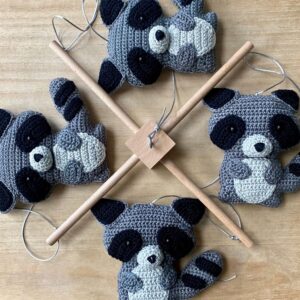 Haakpakket wasbeer mobile